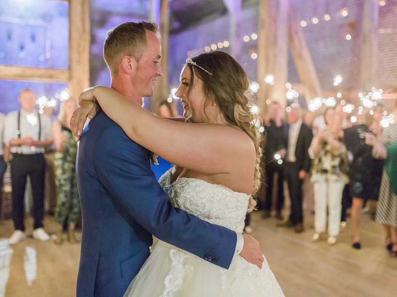 Bruidspaar%20tijdens%20openingsdans%20tiendschuur%20-%20House%20of%20Weddings