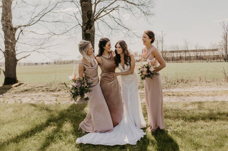 Een%20bruid%20met%20drie%20bruidsmeisjes%20met%20lavendelkleurige%20jurken%20-%20House%20of%20Weddings