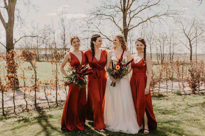 Een%20bruid%20met%20drie%20bruidsmeisjes%20in%20rode%20jurken%20-%20House%20of%20Weddings