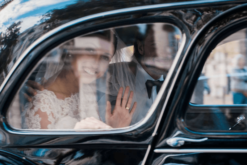 Bruidspaar%20in%20ceremoniewagen%20door%20Parijs%20-%20Real%20Wedding%20-%20Elisabeth%20%26%20Bill%20-%20Gert%20huygaerts%20-%20House%20of%20Weddings