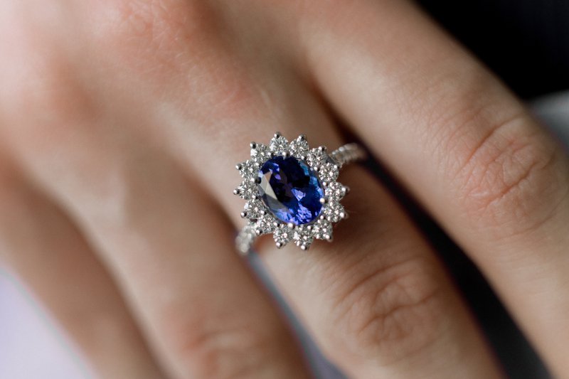 Een%20donkerblauwe%20edelsteen%20in%20een%20ring%20-%20House%20of%20Weddings