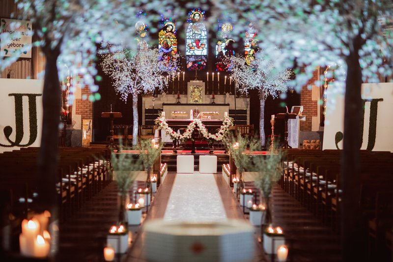Mooi%20gedecoreerde%20kerk%20door%20Art%20of%20Events%20-%20House%20of%20Weddings