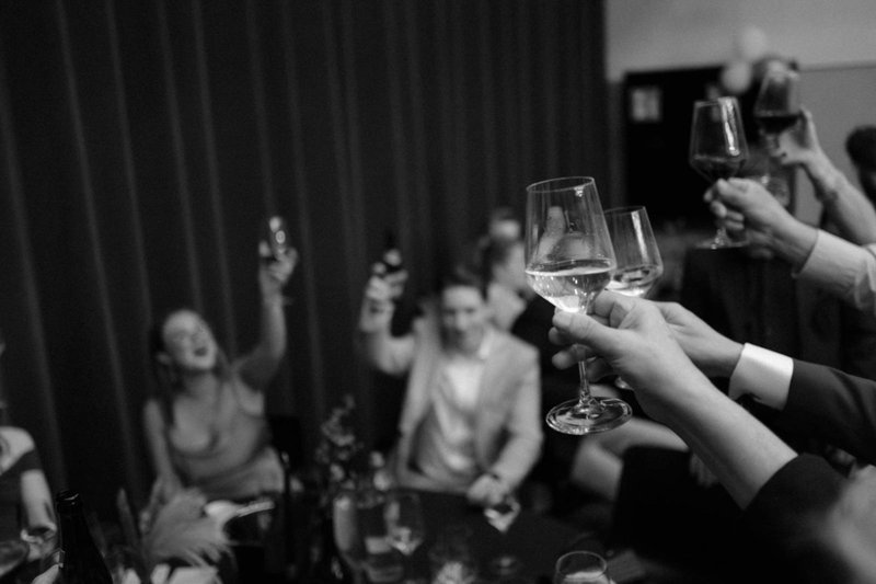 Zwart-wit%20foto%20van%20vriendengroep%20die%20het%20wijnglas%20heffen