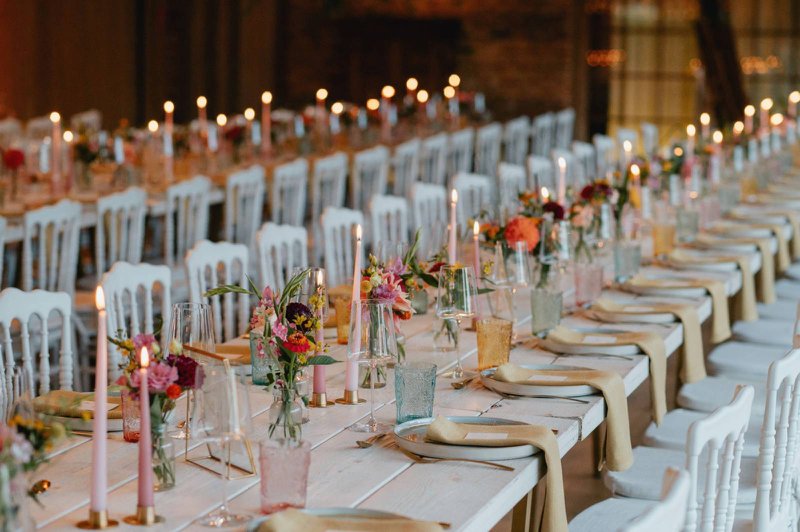 Mooi%20versierde%20lange%20tafel%20door%20Atelier%20Ros%E9%20-%20House%20of%20Weddings