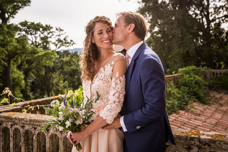 Een%20pas%20getrouwd%20koppel%20op%20het%20balkon%20van%20Chateau%20Blomac%20-%20House%20of%20Weddings
