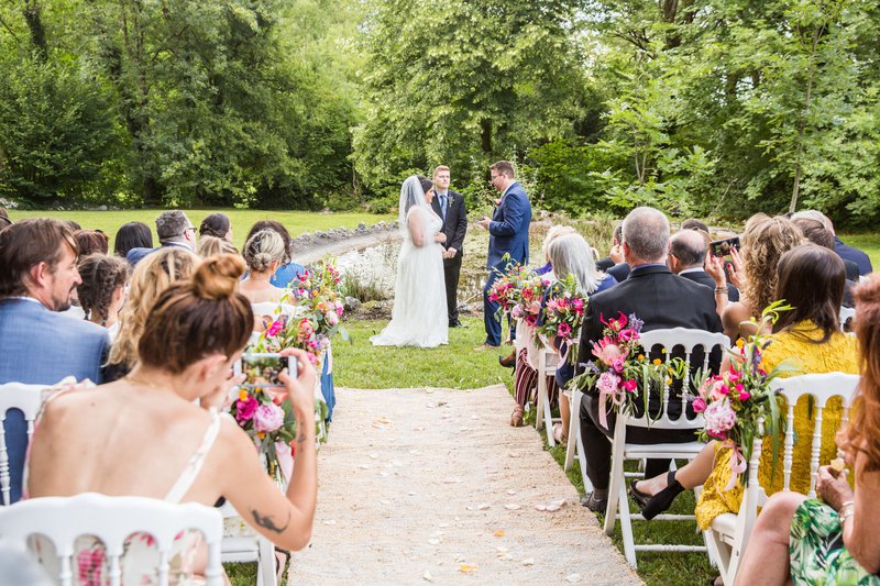 Een%20ceremonie%20in%20de%20tuinen%20van%20Chateau%20de%20Bourdeau%20-%20House%20of%20Weddings