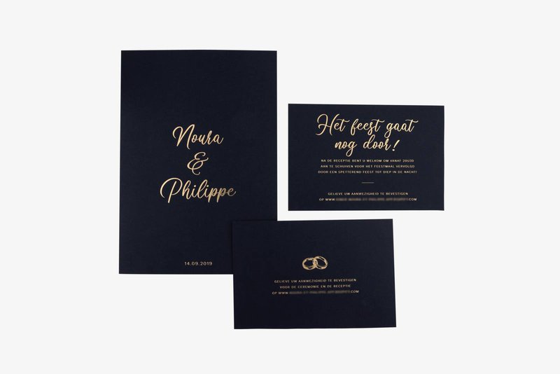 Witte%20achtergrond%20met%20een%20zwarte%20trouwuitnodiging%20met%20gouden%20letters