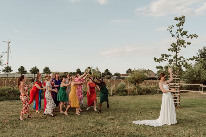 Britt%20gooit%20haar%20bruidsboeket%20-%20House%20of%20Weddings