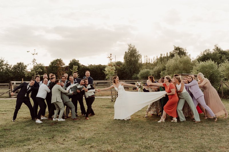 Britt%20en%20Lesley%20poseren%20met%20hun%20vrienden%20-%20House%20of%20Weddings