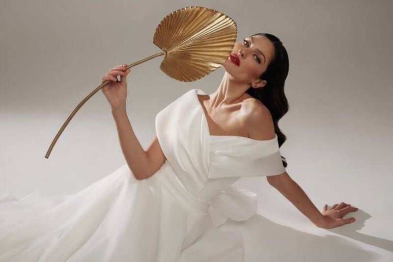 Een%20trouwjurk%20met%20een%20asymmetrische%20halslijn%20-%20House%20of%20Weddings