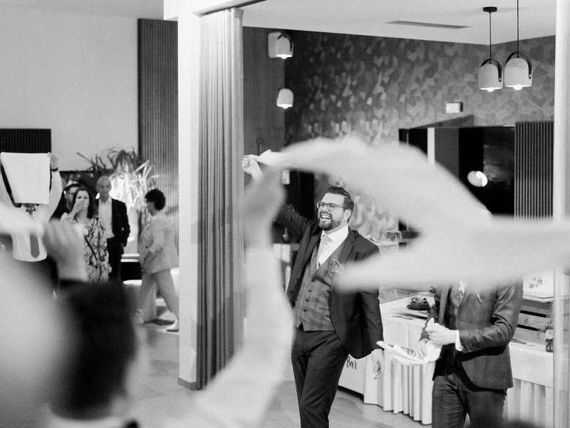 Koen%20zwaait%20met%20zijn%20servet%20op%20Les%20Lacs%20de%20Connemara%20-%20House%20of%20Weddings