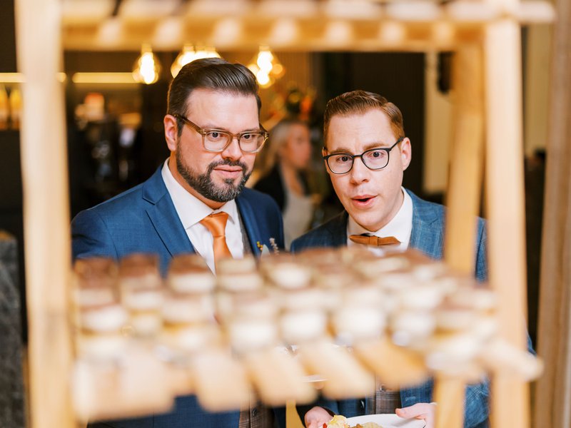 Koen%20en%20Kristof%20bewonderen%20hun%20dessertbuffet%20-%20House%20of%20Weddings
