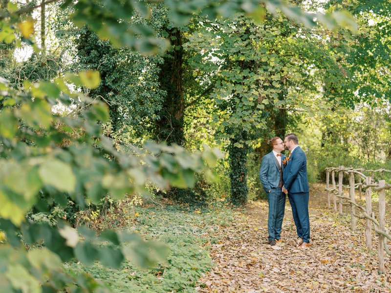 Trouwfoto%20in%20een%20bos%20van%20Koen%20en%20Kristof%20-%20House%20of%20Weddings