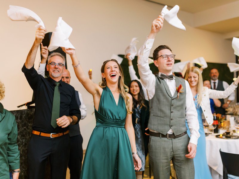 Zwaaien%20met%20servetten%20op%20Les%20Lacs%20de%20Connemara%20-%20House%20of%20Weddings