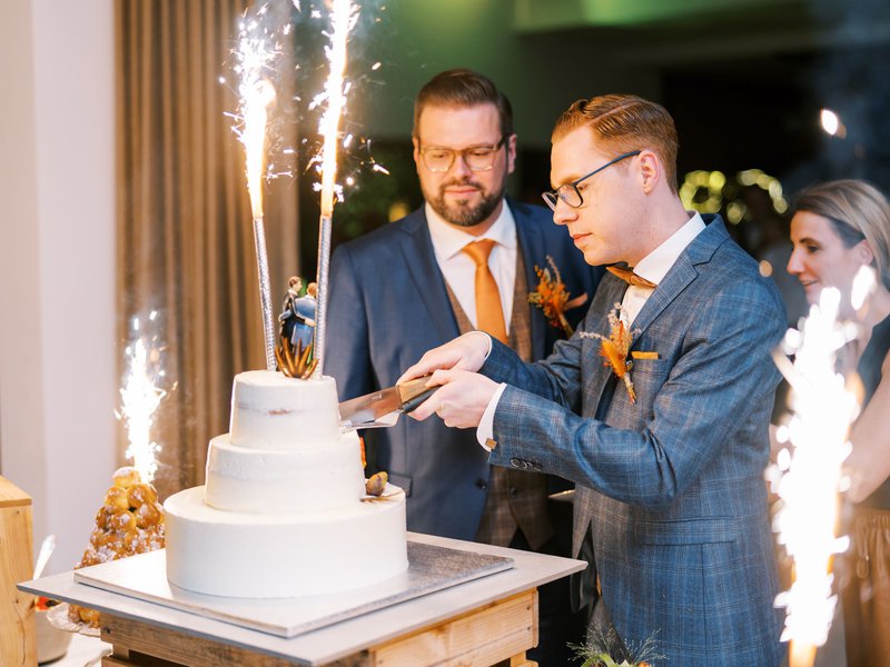 Koen%20en%20Kristof%20snijden%20hun%20huwelijkstaart%20aan%20-%20House%20of%20Weddings