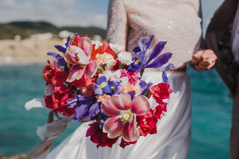 Een%20kleurrijk%20bruidsboeket%20als%20een%20van%20de%20bloementrends%20van%202023%20-%20House%20of%20Weddings