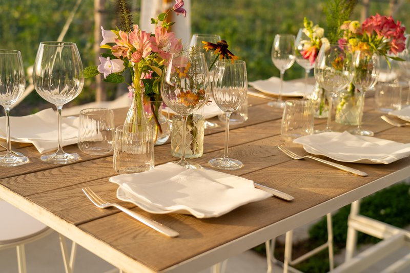 Een%20gedekte%20tafel%20met%20servies%20van%20Femat%20-%20House%20of%20Weddings