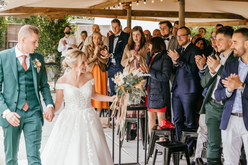 Fjolla%20en%20Simon%20doen%20hun%20intrede%20op%20de%20ceremonie%20-%20House%20of%20Weddings