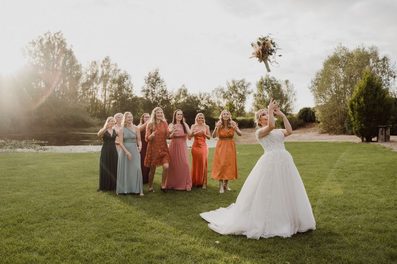 Fjolla%20gooit%20haar%20bruidsboeket%20-%20House%20of%20Weddings