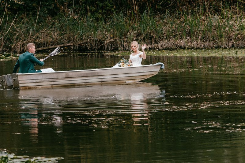 Fjolla%20en%20Simon%20in%20een%20roeibootje%20-%20House%20of%20Weddings