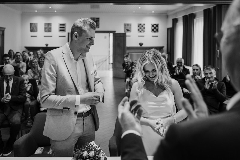 Fjolla%20en%20Simon%20doen%20de%20ringen%20om%20in%20het%20gemeentehuis%20-%20House%20of%20Weddings
