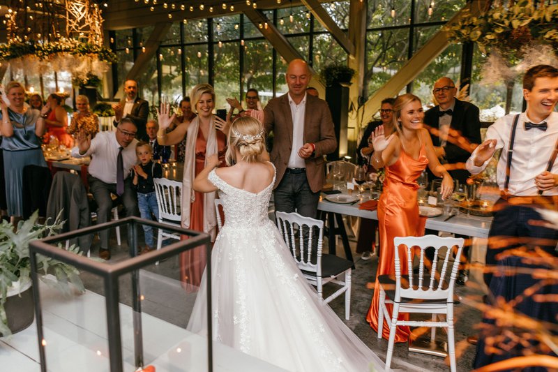 Fjolla%20wordt%20enthousiast%20ontvangen%20door%20de%20gasten%20in%20de%20feestzaal%20-%20House%20of%20Weddings