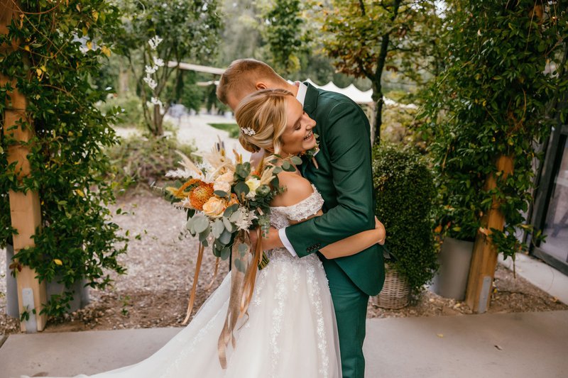 Fjolla%20en%20Simon%20omhelsen%20elkaar%20-%20House%20of%20Weddings