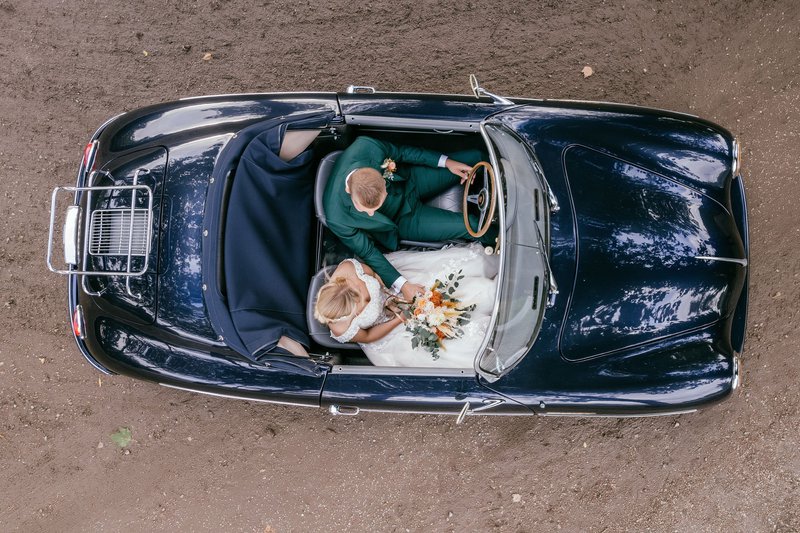 Bovenaanzicht%20van%20Fjolla%20en%20Simon%20in%20de%20Porsche%20-%20House%20of%20Weddings