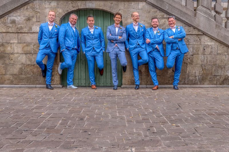 De%20mannelijke%20suiteleden%20van%20Florence%20en%20Jurian%20in%20blauwe%20kostuums%20-%20House%20of%20Weddings