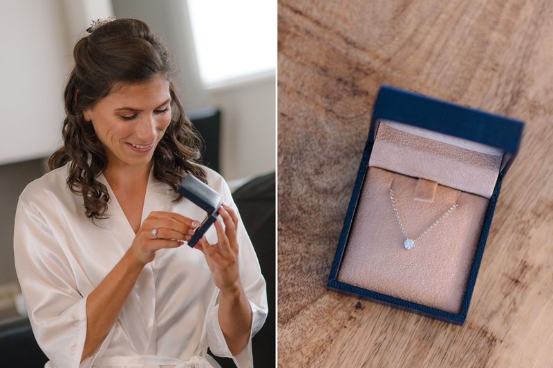 Florence%20krijgt%20een%20ketting%20cadeau%20van%20haar%20ouders%20-%20House%20of%20Weddings