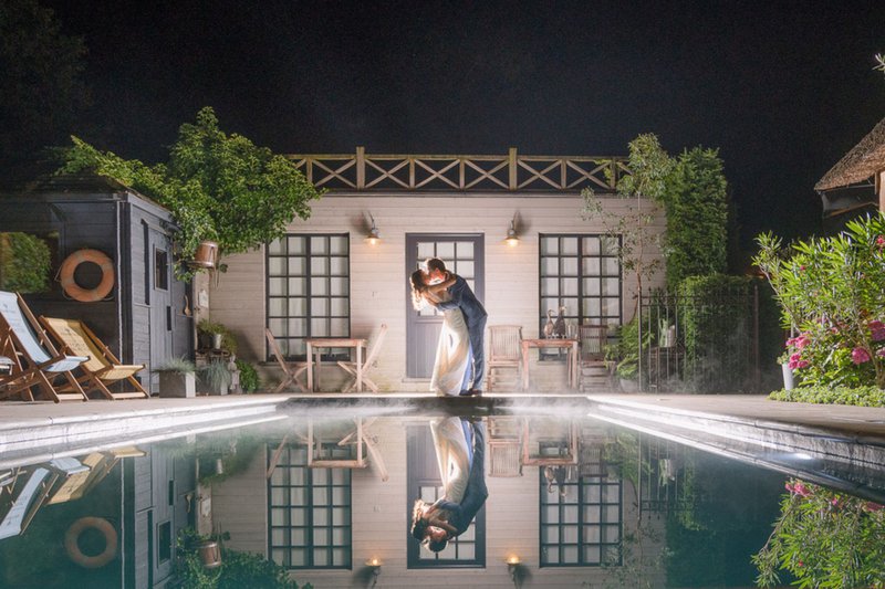 Florence%20en%20Jurian%20aan%20het%20zwembad%20van%20Hof%20ten%20Bosse%20-%20House%20of%20Weddings