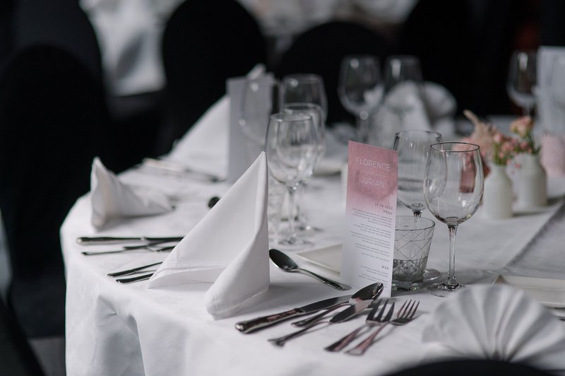 De%20gedekte%20tafels%20op%20Florence%20%26%20Jurian%27s%20huwelijk%20-%20House%20of%20Weddings