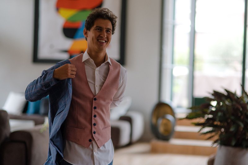 Jurian%20doet%20zijn%20trouwkostuum%20aan%20-%20House%20of%20Weddings