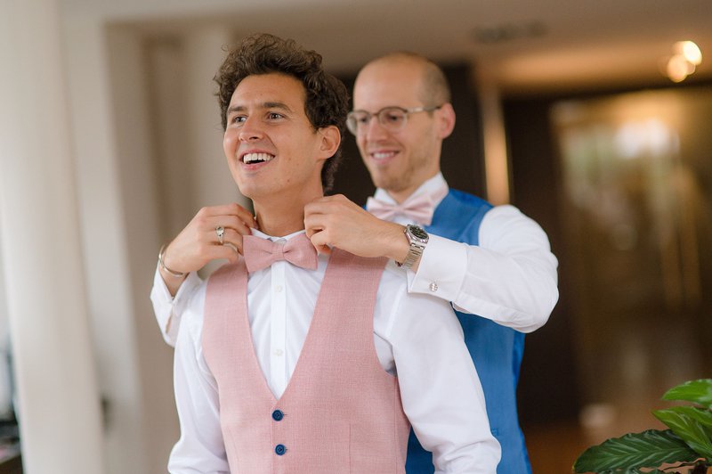 Jurian%20doet%20zijn%20trouwkostuum%20aan%20-%20House%20of%20Weddings