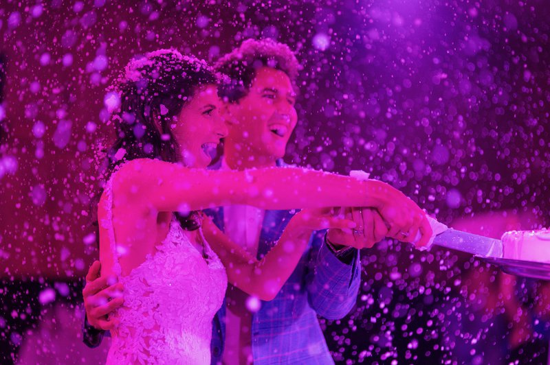 Florence%20%26%20Jurian%20snijden%20de%20bruidstaart%20aan%20-%20House%20of%20Weddings