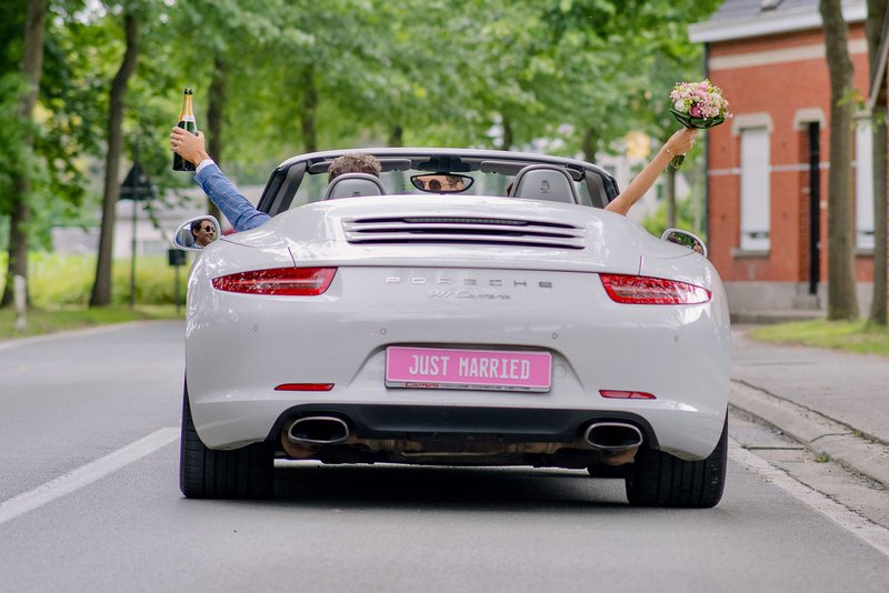Het%20trouwvervoer%20van%20Florence%20%26%20Jurian%3A%20een%20witte%20Porsche%20911%20cabrio%20met%20roze%20nummerplaat%20met%20Just%20Married%20op%20-%20House%20of%20Weddings