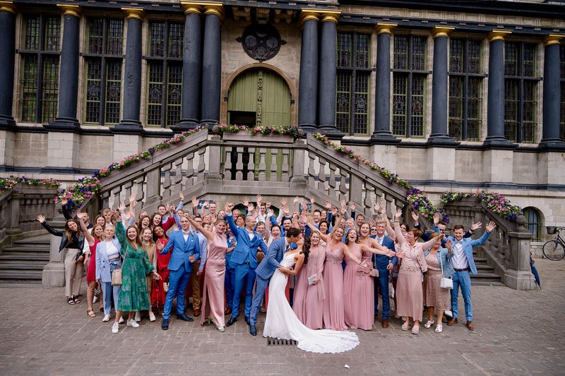 Groepsfoto%20na%20Florence%20%26%20Jurian%27s%20huwelijk%20voor%20het%20stadhuis%20van%20Gent%20-%20House%20of%20Weddings