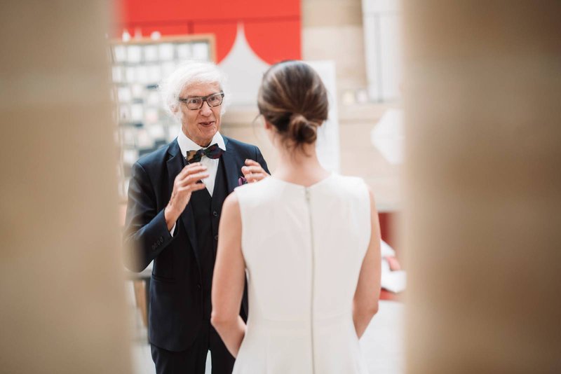 Ceremoniespreker%20De%20Ceremoniefluisteraar%20spreekt%20de%20bruid%20toe%20-%20House%20of%20Weddings