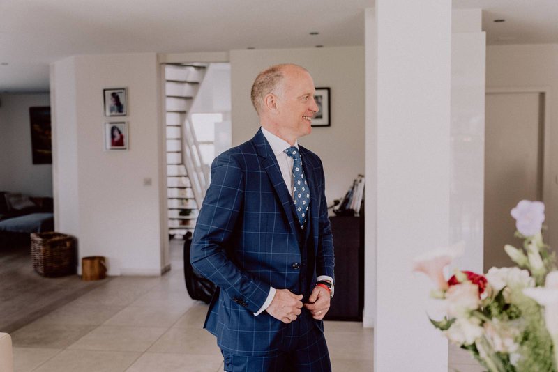 Een%20kostuum%20met%20strepen%2C%20deel%20van%20de%20trouwkostuum%20trends%20voor%202025%20-%20House%20of%20Weddings