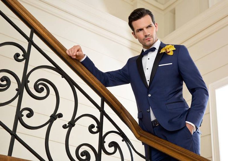 Bruidegom%20met%20blauw%20maatpak%2C%20vlinderdas%20en%20pochet%20-%20Herenmode%20De%20Waele%20-%20House%20of%20Weddings