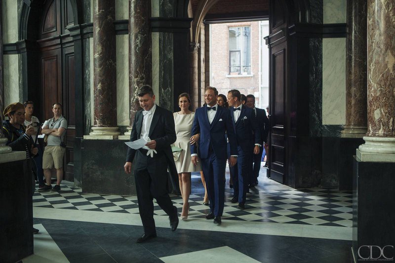 Ceremoniemeester%20Eddy%20Kips%20van%20Huwelijkssuite%20begeleidt%20de%20suite%20de%20kerk%20in%20-%20House%20of%20Weddings