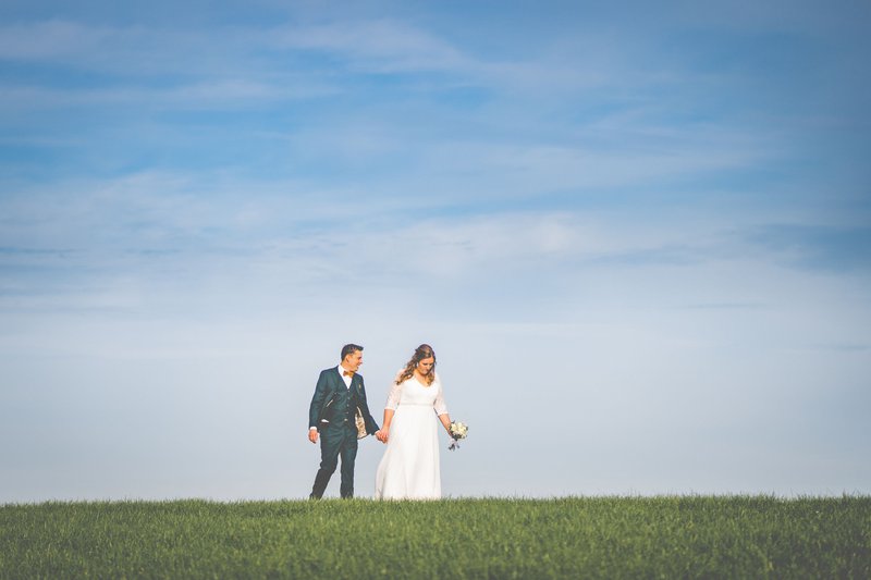 Jolien%20en%20Olivier%20in%20een%20uitgestrekte%20weide%20-%20House%20of%20Weddings