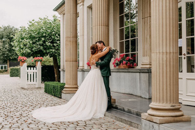 Joyce%20en%20Wannes%20bij%20de%20zuilen%20van%20De%20Lozen%20Boer%20-%20House%20of%20Weddings