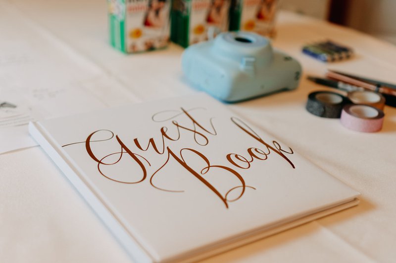 Het%20gastenboek%20met%20Polaroid%20camera%20van%20Joyce%20en%20Wannes%20-%20House%20of%20Weddings