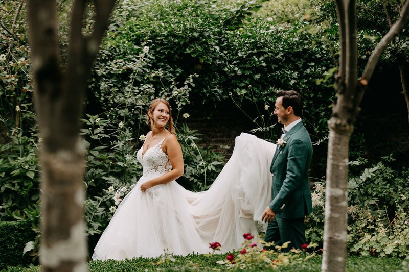 Joyce%20en%20Wannes%20in%20de%20tuinen%20van%20De%20Lozen%20Boer%20-%20House%20of%20Weddings