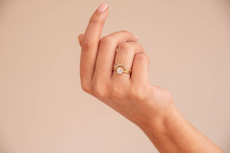 Een%20verlovingsring%20en%20trouwring%20met%20diamanten%20van%20juwelier%20Juna%20Fae%20-%20House%20of%20Weddings