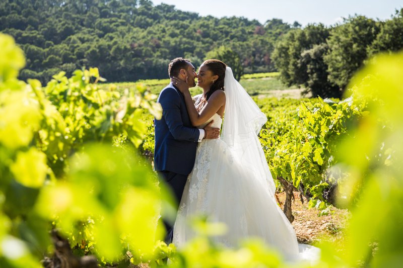 Een%20pas%20getrouwd%20koppel%20tussen%20de%20wijnranken%20-%20House%20of%20Weddings