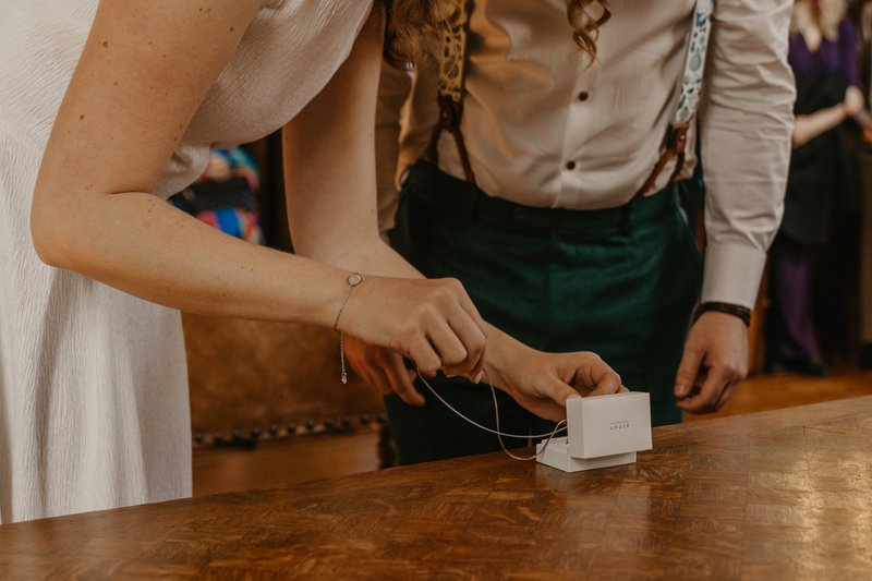 Naomi%20%26%20Mike%27s%20trouwringen%20aan%20een%20ketting%20-%20House%20of%20Weddings