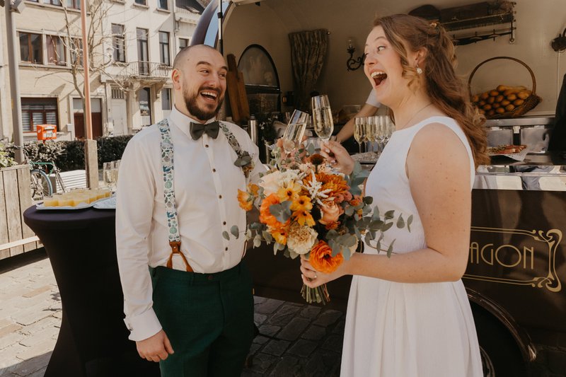 Naomi%20%26%20Mike%20klinken%20voor%20de%20foodtruck%20van%20de%20Buffetwagon%20-%20House%20of%20Weddings