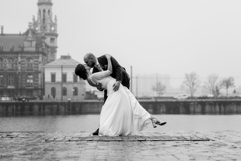 Naomi%20%26%20Mike%27s%20trouwfoto%20op%20de%20Graanmarkt%20van%20Antwerpen%20-%20House%20of%20Weddings
